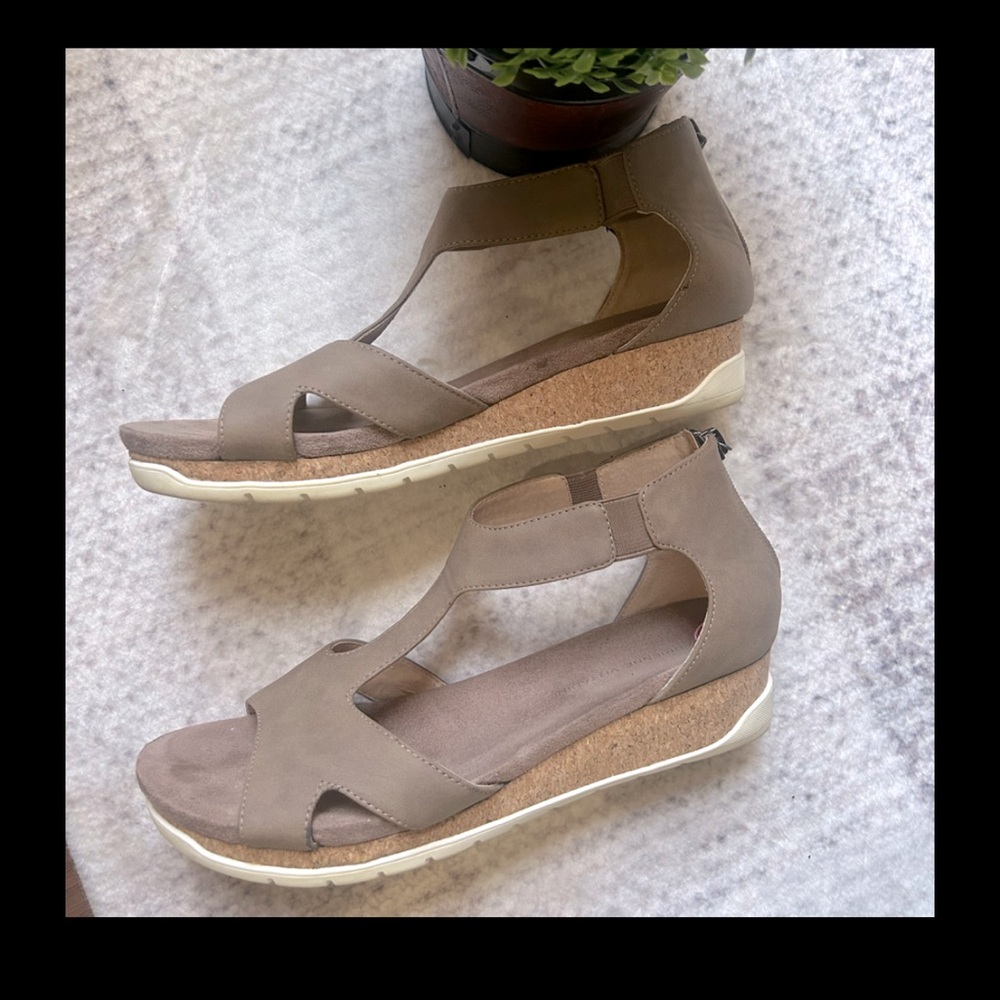 🔥Adrienne Vittadini Sport Sandal🔥